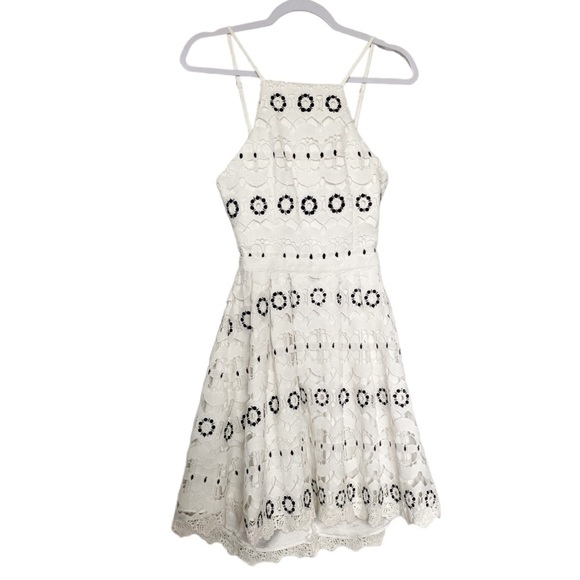 Lovers + Friends Forget Me Not White Floral Crochet Mini Dress Boho Sz Small - Picture 4 of 12